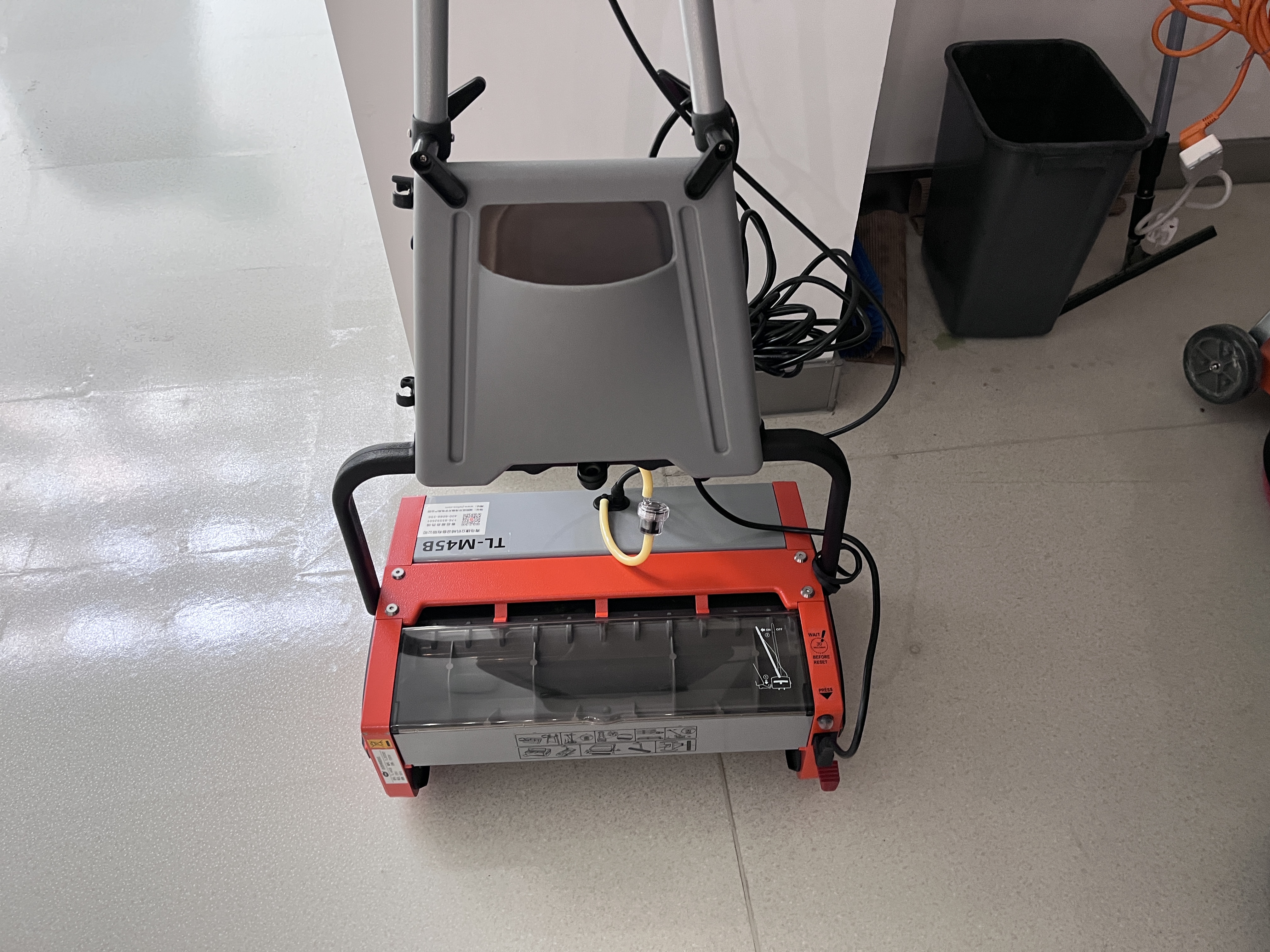 全自動(dòng)扶梯清洗機(jī)，讓清潔無(wú)憂！