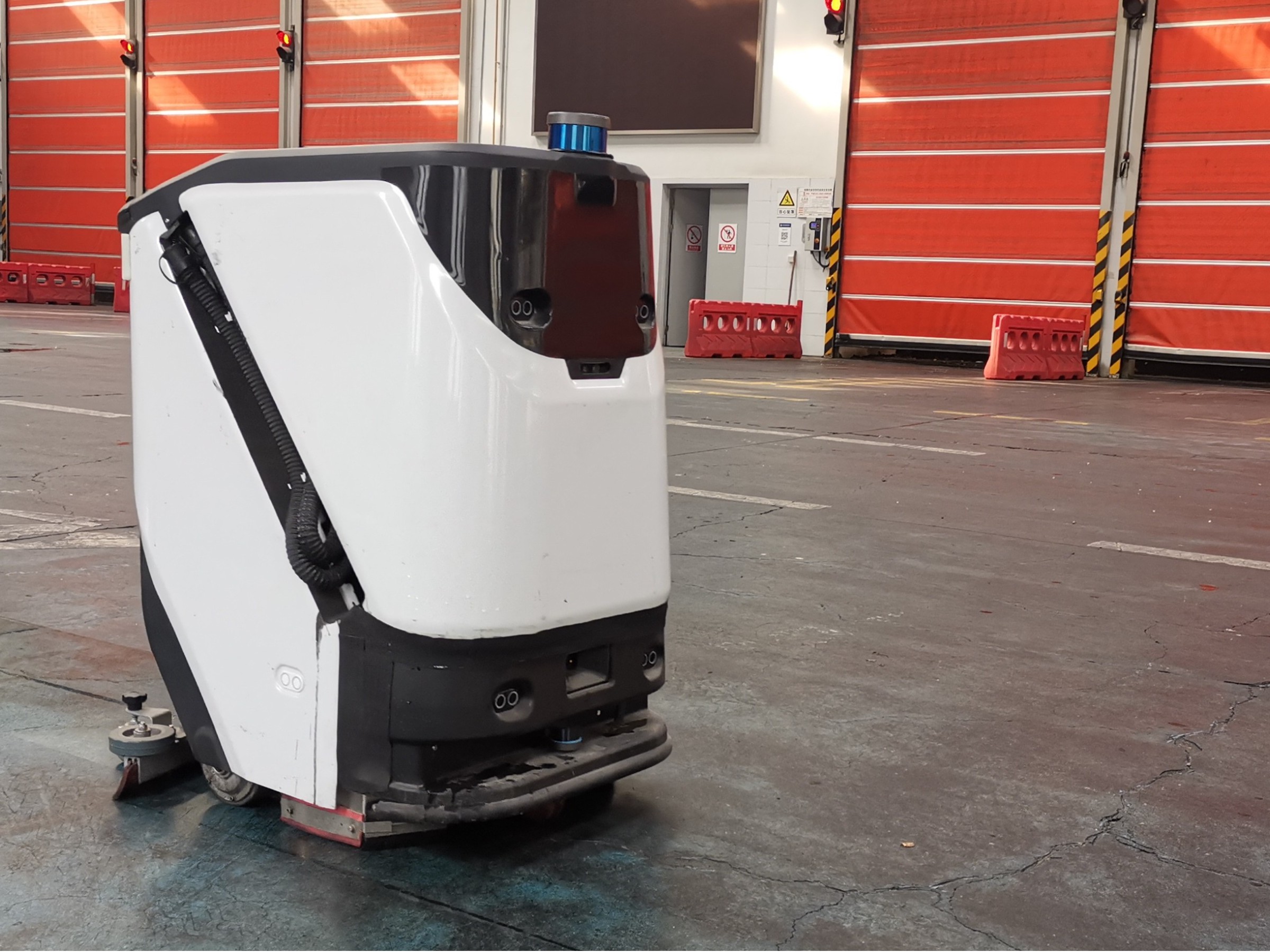 又被隔壁王總秀到了 僅靠一臺(tái)無(wú)人洗地機(jī)，橫掃上萬(wàn)平車(chē)間