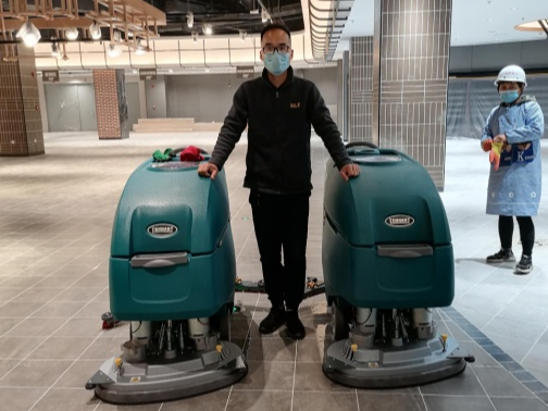 大型商場(chǎng)洗地機(jī)使用時(shí)要注意什么？