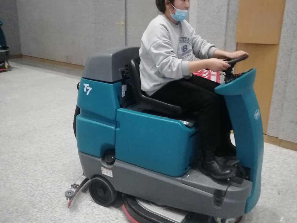 駕駛式洗地機(jī)，工廠車庫(kù)的清潔設(shè)備好選擇