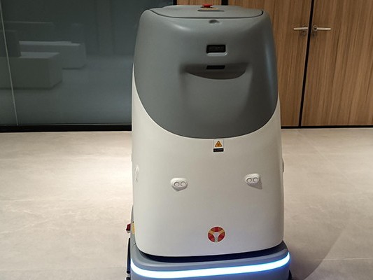 6 星級(jí)酒店靠啥 “吸睛”？坦力無(wú)人掃地機(jī)器人放大招