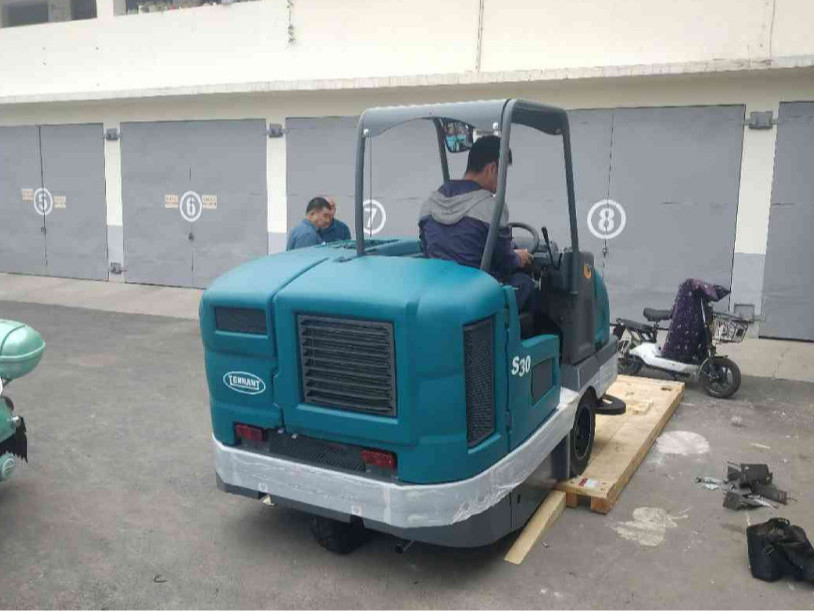 冬季猛降溫，環(huán)衛(wèi)掃地機(jī)要注意哪些問題？