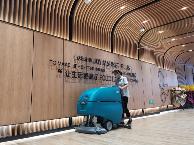 商場(chǎng)應(yīng)該如何選擇洗地機(jī)？