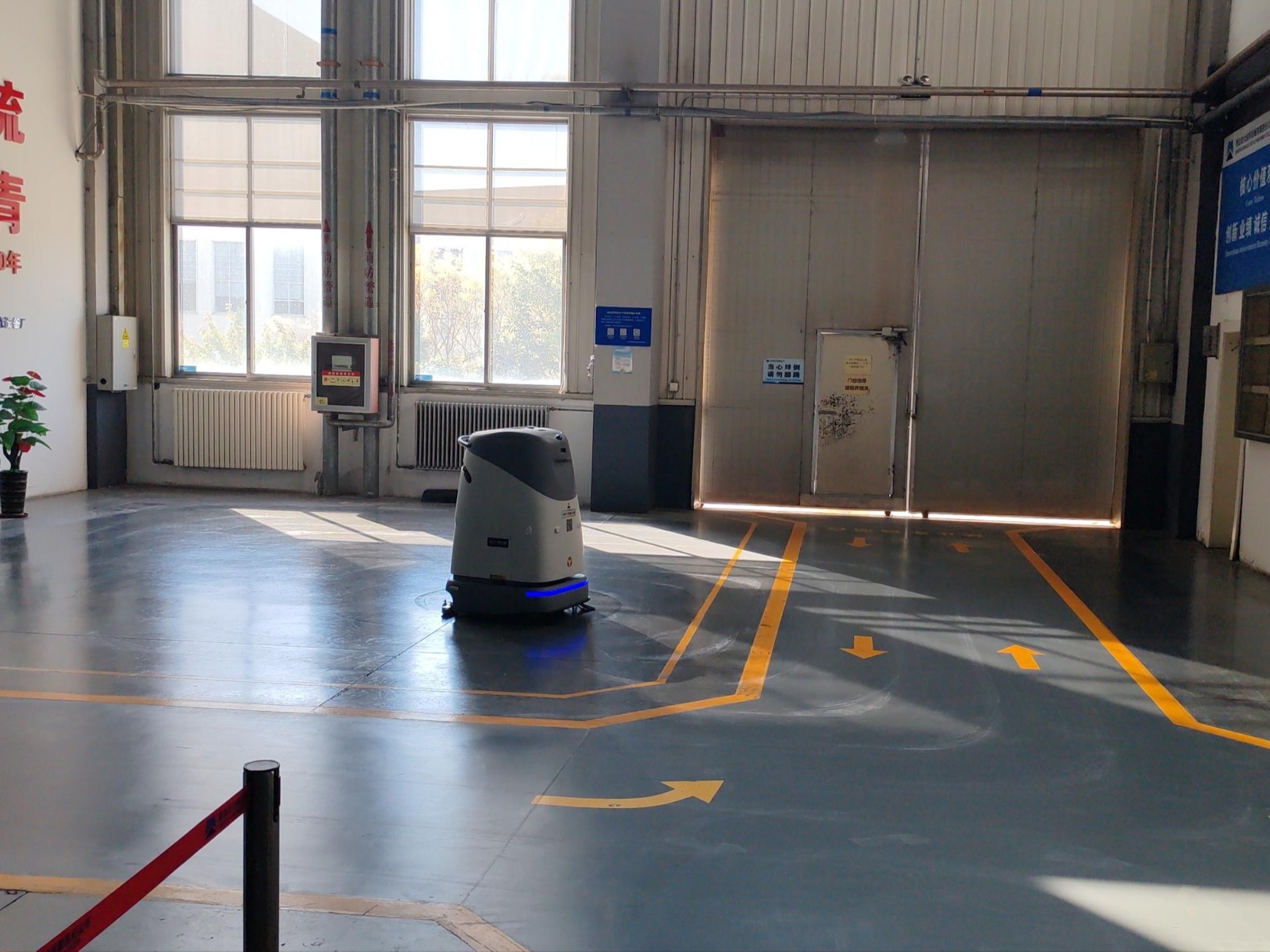 沖壓車間油污難題不用愁！坦力無人機(jī)器人守護(hù)整潔與安全